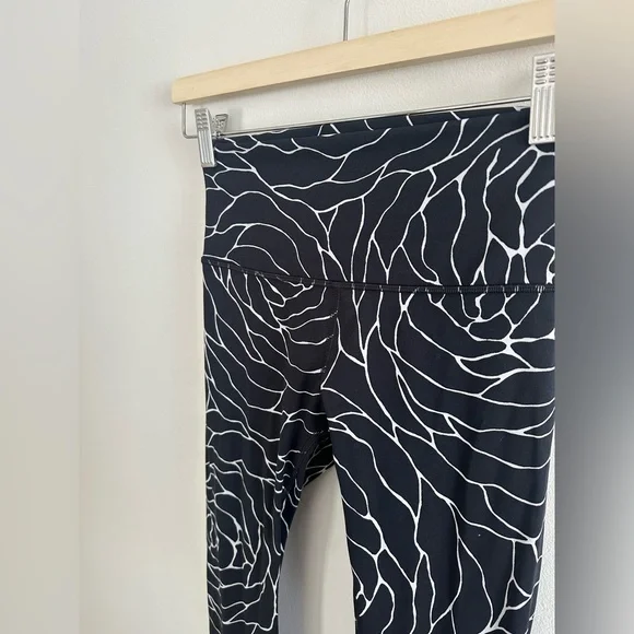 Lululemon wunder under high rise tight radiate rose black and white size 4 - Picture 4 of 5